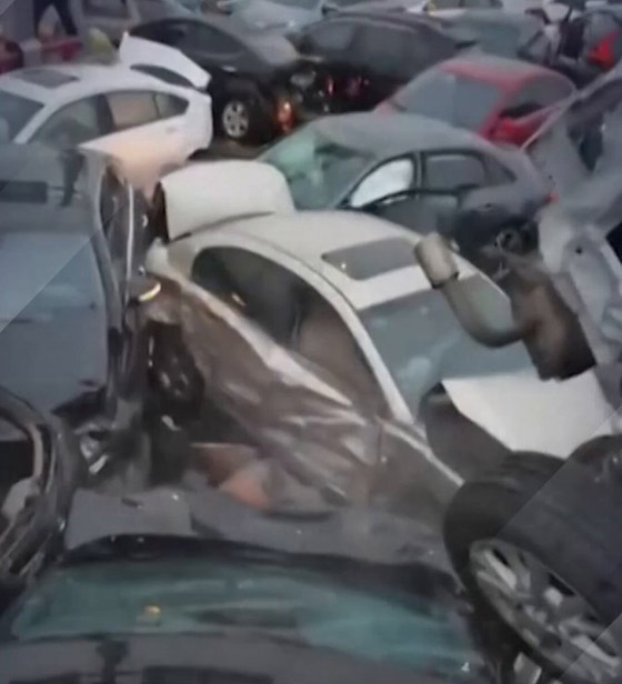 بالفيديو.. تصادم 100 سيارة على طريق سريع في الصين صورة رقم 2 بالفيديو.. تصادم 100 سيارة على طريق سريع في الصين صورة رقم 2