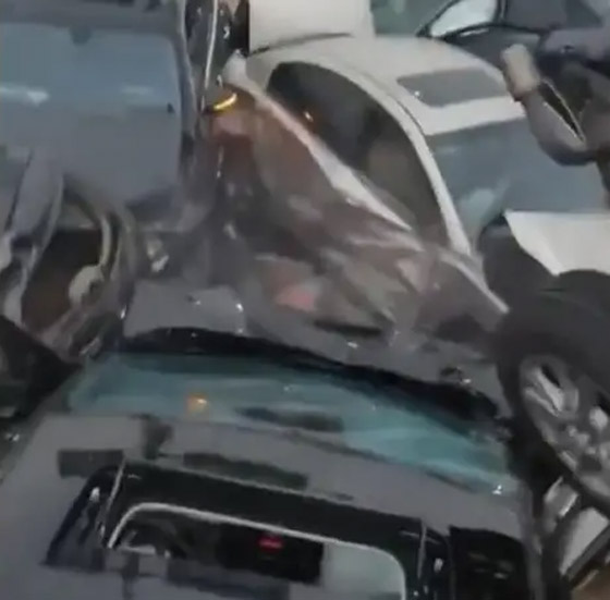 بالفيديو.. تصادم 100 سيارة على طريق سريع في الصين صورة رقم 5 بالفيديو.. تصادم 100 سيارة على طريق سريع في الصين صورة رقم 5