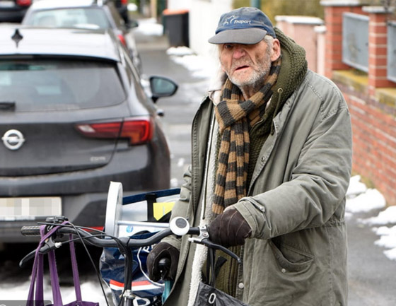 يأكل من صناديق القمامة.. قصة المليونير الألماني الأكثر اقتصادا! صورة رقم 1 يأكل من صناديق القمامة.. قصة المليونير الألماني الأكثر اقتصادا! صورة رقم 1