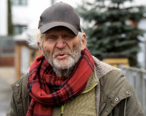 يأكل من صناديق القمامة.. قصة المليونير الألماني الأكثر اقتصادا! صورة رقم 2 يأكل من صناديق القمامة.. قصة المليونير الألماني الأكثر اقتصادا! صورة رقم 2