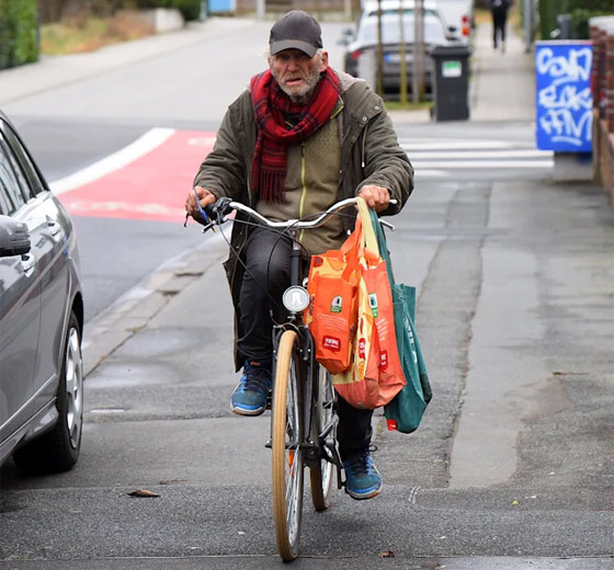 يأكل من صناديق القمامة.. قصة المليونير الألماني الأكثر اقتصادا! صورة رقم 4 يأكل من صناديق القمامة.. قصة المليونير الألماني الأكثر اقتصادا! صورة رقم 4