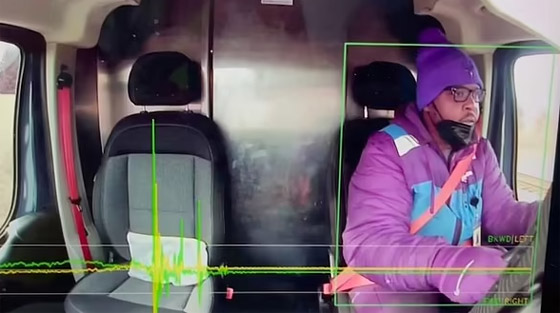 فيديو: شاحنة توصيل أمازون تنقسم لنصفين بعد حادث قطار.. هذا مصير السائق! صورة رقم 4 فيديو: شاحنة توصيل أمازون تنقسم لنصفين بعد حادث قطار.. هذا مصير السائق! صورة رقم 4