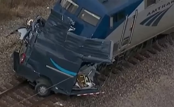 فيديو: شاحنة توصيل أمازون تنقسم لنصفين بعد حادث قطار.. هذا مصير السائق! صورة رقم 6 فيديو: شاحنة توصيل أمازون تنقسم لنصفين بعد حادث قطار.. هذا مصير السائق! صورة رقم 6