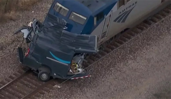 فيديو: شاحنة توصيل أمازون تنقسم لنصفين بعد حادث قطار.. هذا مصير السائق! صورة رقم 9 فيديو: شاحنة توصيل أمازون تنقسم لنصفين بعد حادث قطار.. هذا مصير السائق! صورة رقم 9