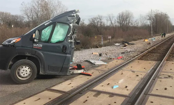 فيديو: شاحنة توصيل أمازون تنقسم لنصفين بعد حادث قطار.. هذا مصير السائق! صورة رقم 10 فيديو: شاحنة توصيل أمازون تنقسم لنصفين بعد حادث قطار.. هذا مصير السائق! صورة رقم 10