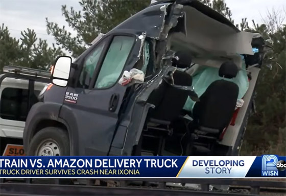 فيديو: شاحنة توصيل أمازون تنقسم لنصفين بعد حادث قطار.. هذا مصير السائق! صورة رقم 11 فيديو: شاحنة توصيل أمازون تنقسم لنصفين بعد حادث قطار.. هذا مصير السائق! صورة رقم 11