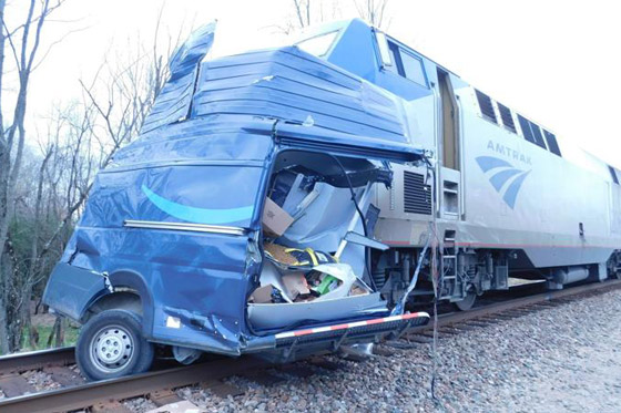 فيديو: شاحنة توصيل أمازون تنقسم لنصفين بعد حادث قطار.. هذا مصير السائق! صورة رقم 12 فيديو: شاحنة توصيل أمازون تنقسم لنصفين بعد حادث قطار.. هذا مصير السائق! صورة رقم 12