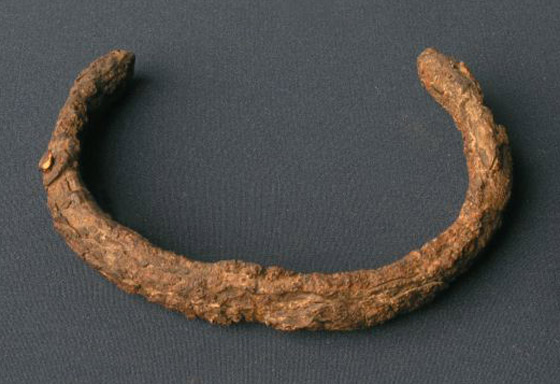 اكتشاف معدن غريب (من عالم آخر) مخبأ في كنز قديم صورة رقم 2