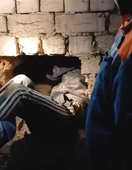 فيديو: سائحة علقت بفجوة وظلت تصرخ لـ3 أيام متتالية طلبا للنجدة! صورة رقم 2 فيديو: سائحة علقت بفجوة وظلت تصرخ لـ3 أيام متتالية طلبا للنجدة! صورة رقم 2