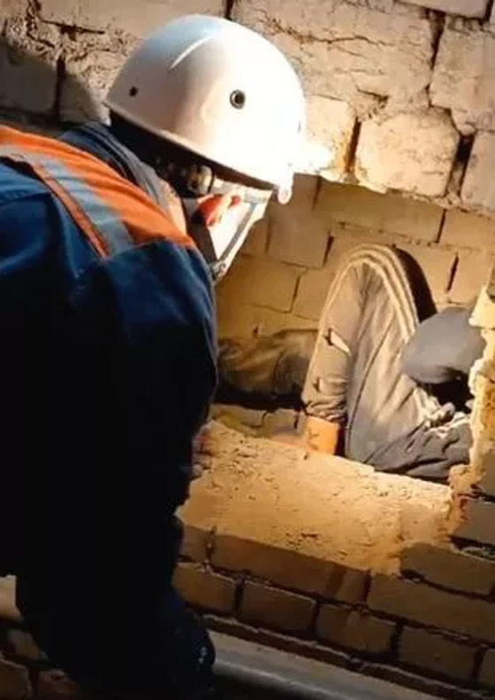 فيديو: سائحة علقت بفجوة وظلت تصرخ لـ3 أيام متتالية طلبا للنجدة! صورة رقم 3 فيديو: سائحة علقت بفجوة وظلت تصرخ لـ3 أيام متتالية طلبا للنجدة! صورة رقم 3