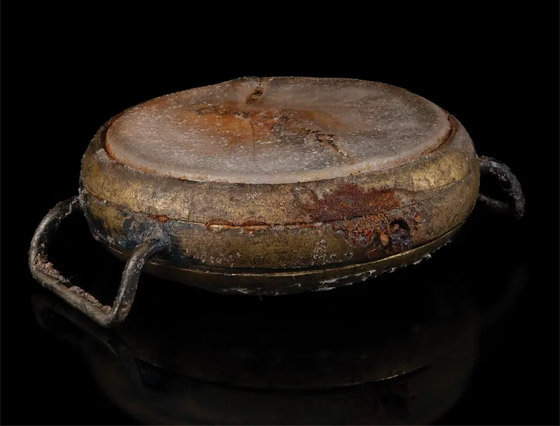 ساعة ذابت وتوقفت عقاربها عند إلقاء قنبلة هيروشيما.. تباع بـ31 ألف دولار صورة رقم 5 ساعة ذابت وتوقفت عقاربها عند إلقاء قنبلة هيروشيما.. تباع بـ31 ألف دولار صورة رقم 5