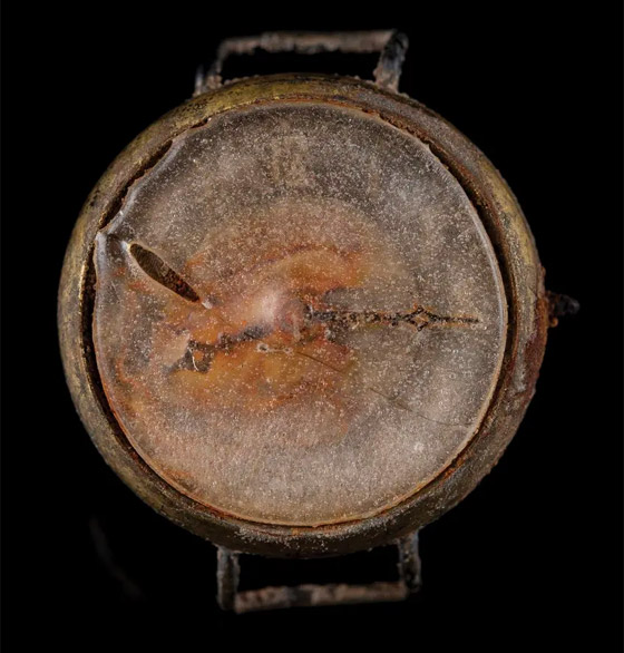 ساعة ذابت وتوقفت عقاربها عند إلقاء قنبلة هيروشيما.. تباع بـ31 ألف دولار صورة رقم 6 ساعة ذابت وتوقفت عقاربها عند إلقاء قنبلة هيروشيما.. تباع بـ31 ألف دولار صورة رقم 6