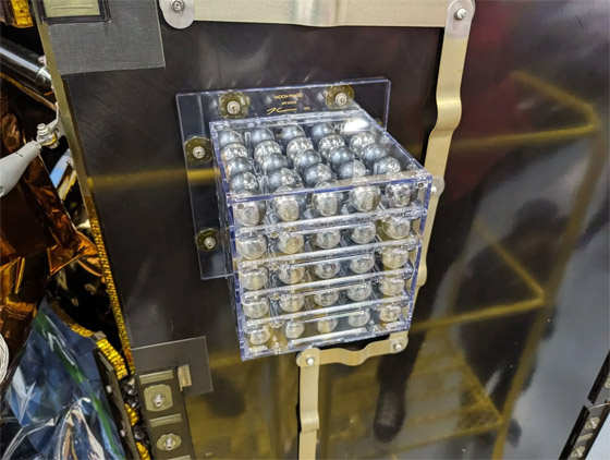 فنان أمريكي يصنع التاريخ بوصول عمله الفني إلى القمر (صور) صورة رقم 2