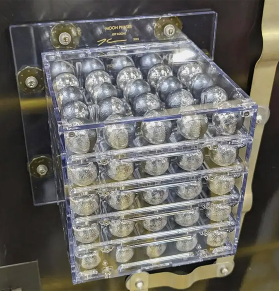 فنان أمريكي يصنع التاريخ بوصول عمله الفني إلى القمر (صور) صورة رقم 11