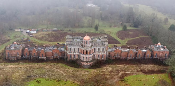 قصر فخم يثير الجدل ببريطانيا! مالكه سجن وتركه يتعفن منذ أربعة عقود صورة رقم 7 قصر فخم يثير الجدل ببريطانيا! مالكه سجن وتركه يتعفن منذ أربعة عقود صورة رقم 7