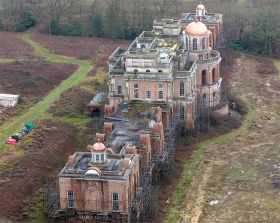 قصر فخم يثير الجدل ببريطانيا! مالكه سجن وتركه يتعفن منذ أربعة عقود صورة رقم 8 قصر فخم يثير الجدل ببريطانيا! مالكه سجن وتركه يتعفن منذ أربعة عقود صورة رقم 8