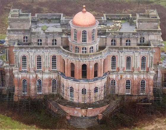 قصر فخم يثير الجدل ببريطانيا! مالكه سجن وتركه يتعفن منذ أربعة عقود صورة رقم 1 قصر فخم يثير الجدل ببريطانيا! مالكه سجن وتركه يتعفن منذ أربعة عقود صورة رقم 1