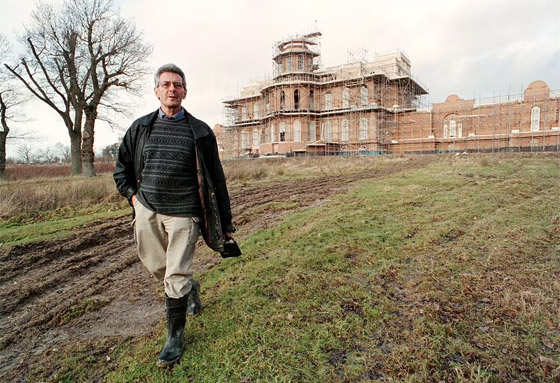 قصر فخم يثير الجدل ببريطانيا! مالكه سجن وتركه يتعفن منذ أربعة عقود صورة رقم 9 قصر فخم يثير الجدل ببريطانيا! مالكه سجن وتركه يتعفن منذ أربعة عقود صورة رقم 9