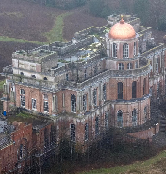 قصر فخم يثير الجدل ببريطانيا! مالكه سجن وتركه يتعفن منذ أربعة عقود صورة رقم 11 قصر فخم يثير الجدل ببريطانيا! مالكه سجن وتركه يتعفن منذ أربعة عقود صورة رقم 11