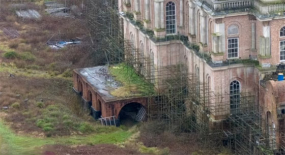 قصر فخم يثير الجدل ببريطانيا! مالكه سجن وتركه يتعفن منذ أربعة عقود صورة رقم 12 قصر فخم يثير الجدل ببريطانيا! مالكه سجن وتركه يتعفن منذ أربعة عقود صورة رقم 12