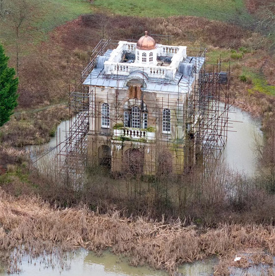 قصر فخم يثير الجدل ببريطانيا! مالكه سجن وتركه يتعفن منذ أربعة عقود صورة رقم 17 قصر فخم يثير الجدل ببريطانيا! مالكه سجن وتركه يتعفن منذ أربعة عقود صورة رقم 17