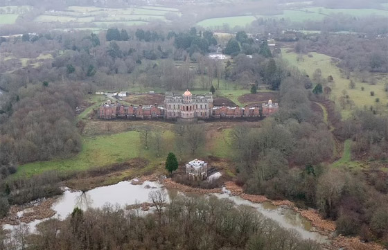 قصر فخم يثير الجدل ببريطانيا! مالكه سجن وتركه يتعفن منذ أربعة عقود صورة رقم 20 قصر فخم يثير الجدل ببريطانيا! مالكه سجن وتركه يتعفن منذ أربعة عقود صورة رقم 20