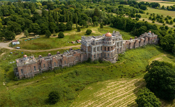قصر فخم يثير الجدل ببريطانيا! مالكه سجن وتركه يتعفن منذ أربعة عقود صورة رقم 24 قصر فخم يثير الجدل ببريطانيا! مالكه سجن وتركه يتعفن منذ أربعة عقود صورة رقم 24
