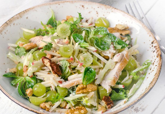 إليكم طريقة تحضير سلطة الدجاج بالعنب الطيبة صورة رقم 1