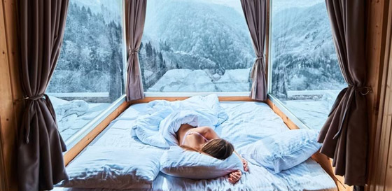 أسرة تعمل بالذكاء الاصطناعي وشرانق معلقة.. سياحة النوم تزدهر بمليارات الدولارات صورة رقم 1