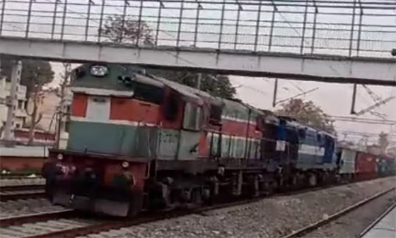 قطار ضخم يقطع 80 كيلومترا دون سائق في مشهد كأفلام الخيال.. فيديو صورة رقم 1 قطار ضخم يقطع 80 كيلومترا دون سائق في مشهد كأفلام الخيال.. فيديو صورة رقم 1