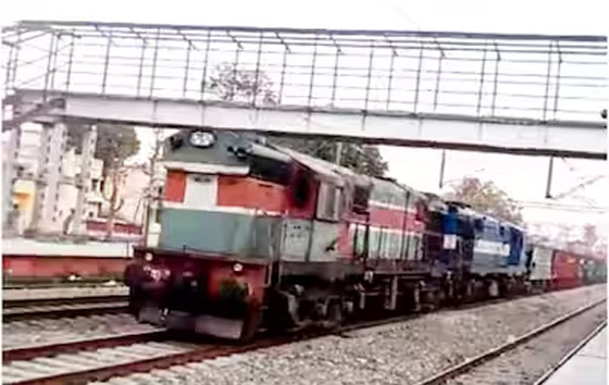 قطار ضخم يقطع 80 كيلومترا دون سائق في مشهد كأفلام الخيال.. فيديو صورة رقم 4 قطار ضخم يقطع 80 كيلومترا دون سائق في مشهد كأفلام الخيال.. فيديو صورة رقم 4