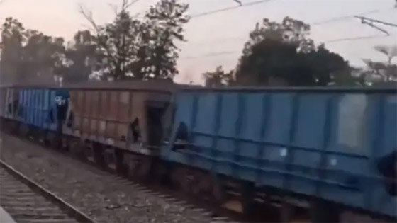 قطار ضخم يقطع 80 كيلومترا دون سائق في مشهد كأفلام الخيال.. فيديو صورة رقم 3 قطار ضخم يقطع 80 كيلومترا دون سائق في مشهد كأفلام الخيال.. فيديو صورة رقم 3