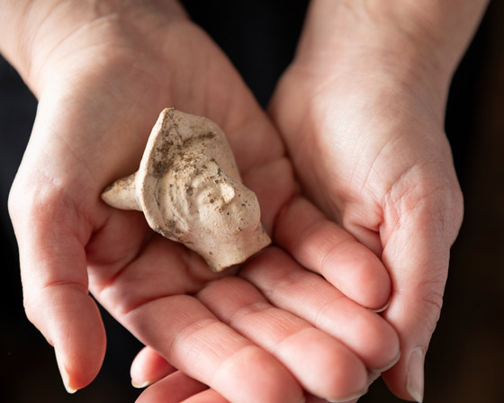 رأس تمثال خزفي نادر يكشف عن مستوطنة رومانية غير معروفة من قبل صورة رقم 2 رأس تمثال خزفي نادر يكشف عن مستوطنة رومانية غير معروفة من قبل صورة رقم 2