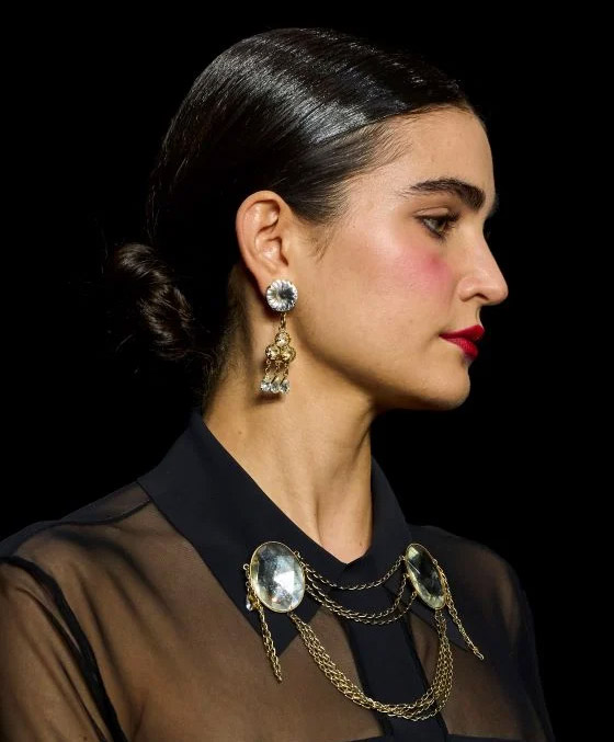 أبرز تسريحات الشعر العملية لإطلالات تجمع النعومة والأناقة في رمضان 2024 صورة رقم 1