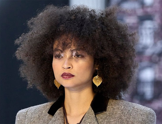 أبرز تسريحات الشعر العملية لإطلالات تجمع النعومة والأناقة في رمضان 2024 صورة رقم 6