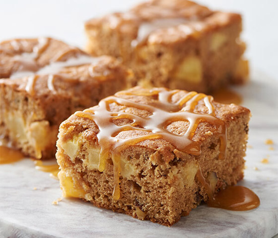 إليكم طريقة تحضير كعكة التفاح بالكراميل اللذيذة صورة رقم 2