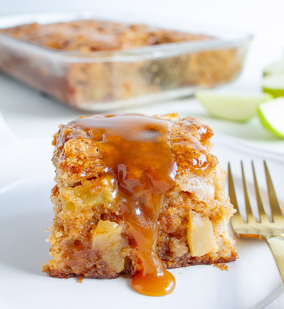 إليكم طريقة تحضير كعكة التفاح بالكراميل اللذيذة صورة رقم 3