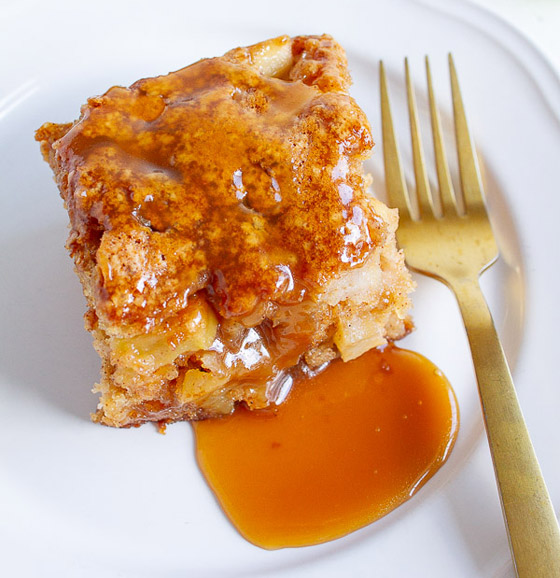 إليكم طريقة تحضير كعكة التفاح بالكراميل اللذيذة صورة رقم 4