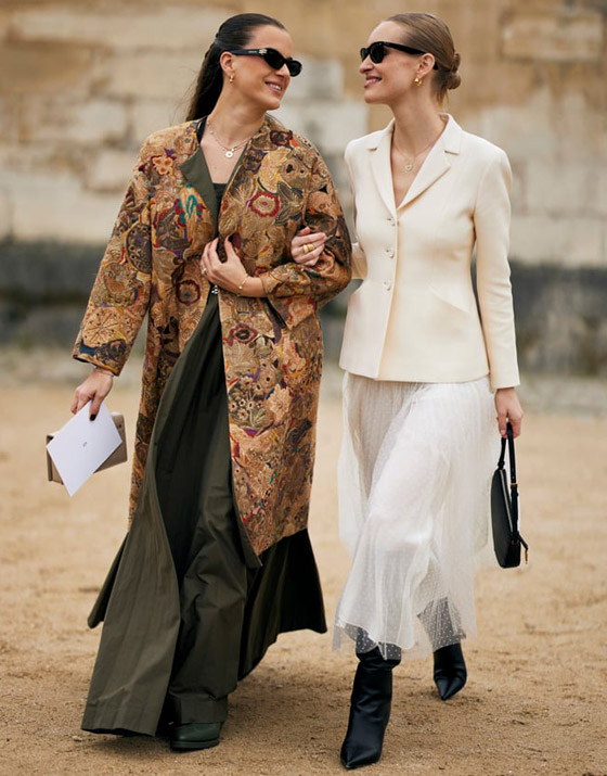 فساتين محتشمة لرمضان من وحي إطلالات الشارع في أسبوع باريس للموضة 2024 صورة رقم 1