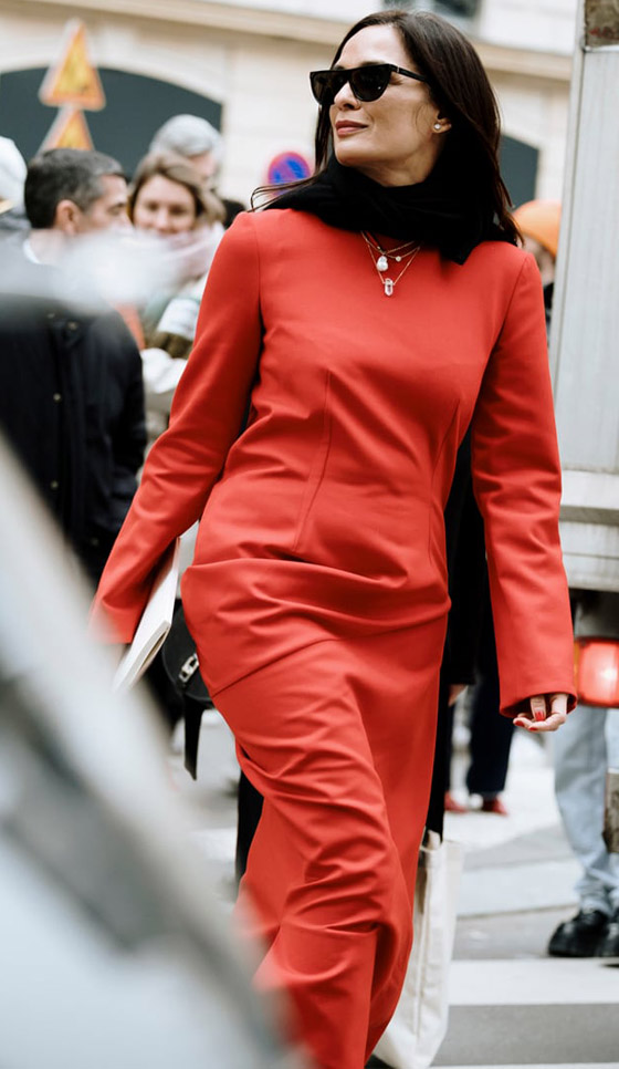 فساتين محتشمة لرمضان من وحي إطلالات الشارع في أسبوع باريس للموضة 2024 صورة رقم 3