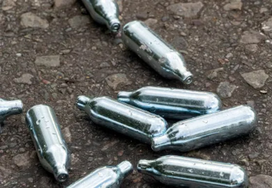 الموت بسبب غاز الضحك! وفاة شابة بعد مدة من استنشاقه صورة رقم 6 الموت بسبب غاز الضحك! وفاة شابة بعد مدة من استنشاقه صورة رقم 6