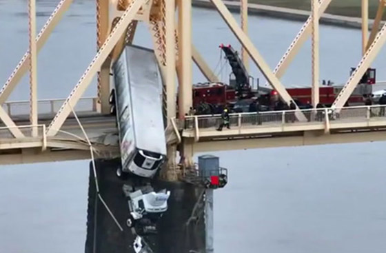 فيديو: الإنقاذ المذهل لسائقة علقت كابينة شاحنتها تحت جسر بأمريكا صورة رقم 2 فيديو: الإنقاذ المذهل لسائقة علقت كابينة شاحنتها تحت جسر بأمريكا صورة رقم 2