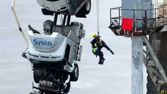 فيديو: الإنقاذ المذهل لسائقة علقت كابينة شاحنتها تحت جسر بأمريكا صورة رقم 3 فيديو: الإنقاذ المذهل لسائقة علقت كابينة شاحنتها تحت جسر بأمريكا صورة رقم 3