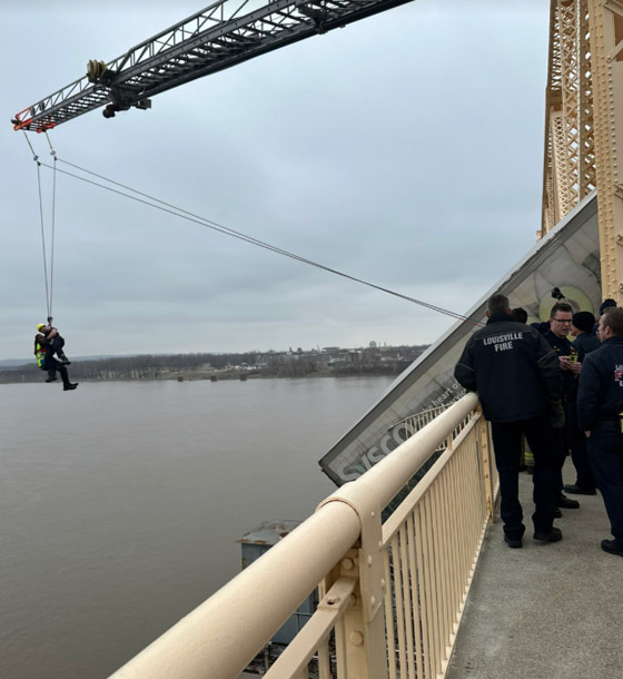 فيديو: الإنقاذ المذهل لسائقة علقت كابينة شاحنتها تحت جسر بأمريكا صورة رقم 4 فيديو: الإنقاذ المذهل لسائقة علقت كابينة شاحنتها تحت جسر بأمريكا صورة رقم 4