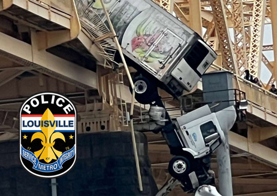 فيديو: الإنقاذ المذهل لسائقة علقت كابينة شاحنتها تحت جسر بأمريكا صورة رقم 5 فيديو: الإنقاذ المذهل لسائقة علقت كابينة شاحنتها تحت جسر بأمريكا صورة رقم 5