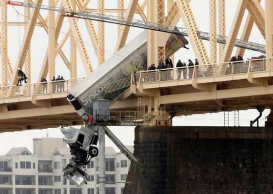 فيديو: الإنقاذ المذهل لسائقة علقت كابينة شاحنتها تحت جسر بأمريكا صورة رقم 6 فيديو: الإنقاذ المذهل لسائقة علقت كابينة شاحنتها تحت جسر بأمريكا صورة رقم 6