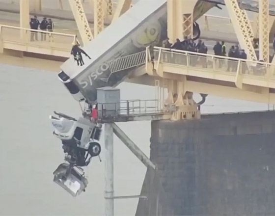 فيديو: الإنقاذ المذهل لسائقة علقت كابينة شاحنتها تحت جسر بأمريكا صورة رقم 7 فيديو: الإنقاذ المذهل لسائقة علقت كابينة شاحنتها تحت جسر بأمريكا صورة رقم 7