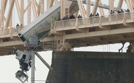 فيديو: الإنقاذ المذهل لسائقة علقت كابينة شاحنتها تحت جسر بأمريكا صورة رقم 8 فيديو: الإنقاذ المذهل لسائقة علقت كابينة شاحنتها تحت جسر بأمريكا صورة رقم 8