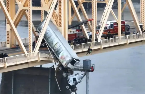 فيديو: الإنقاذ المذهل لسائقة علقت كابينة شاحنتها تحت جسر بأمريكا صورة رقم 9 فيديو: الإنقاذ المذهل لسائقة علقت كابينة شاحنتها تحت جسر بأمريكا صورة رقم 9