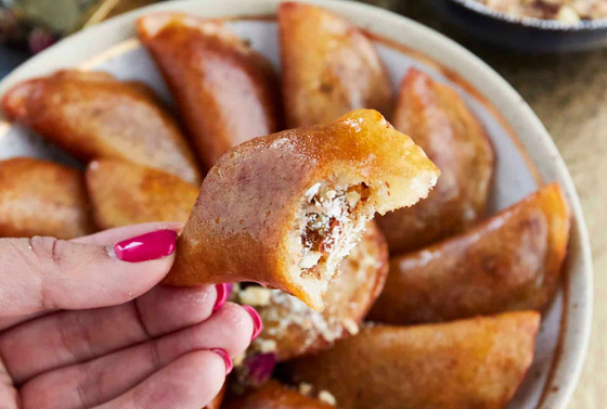 إليكم طريقة تحضير قطايف بالجوز والقرفة صورة رقم 5